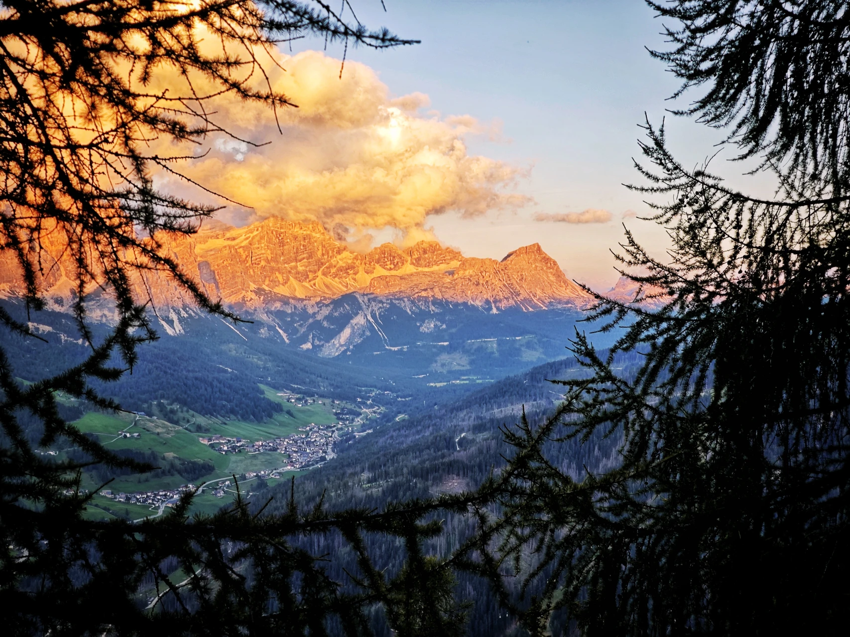 Enrosadira über den Fanes: Der Dolomit färbt sich beim Sonnenuntergang rosa