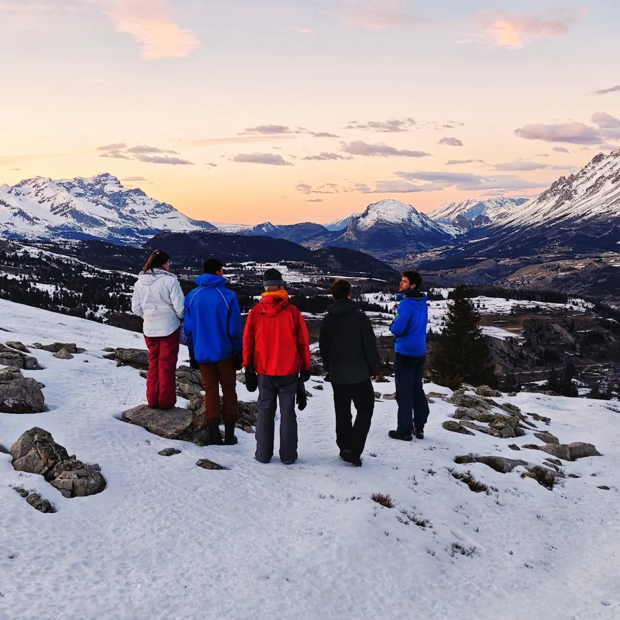 Schneeschuhwandern bei Sonnenuntergang