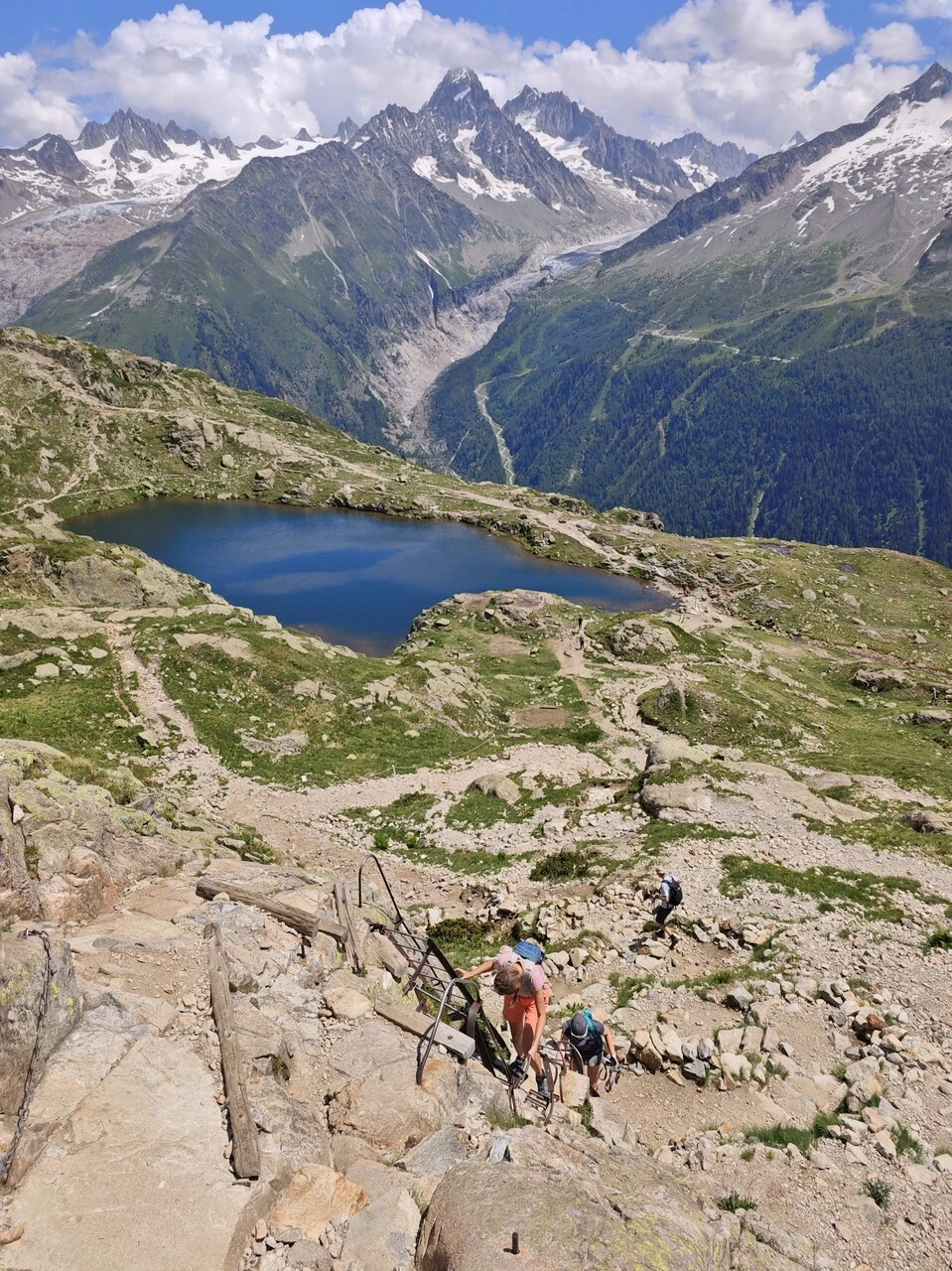 Wanderer in den Leitern oberhalb der lacs des Chéserys, dahinter der glacier d'Argentière