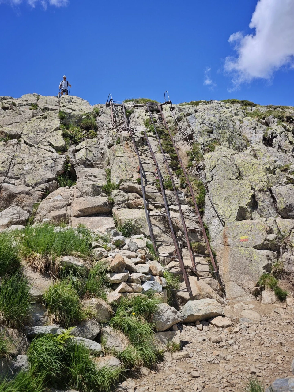 Eine der im Felsriegel verankerten Metallleitern, auf dem Weg von Tré-le-Champ
