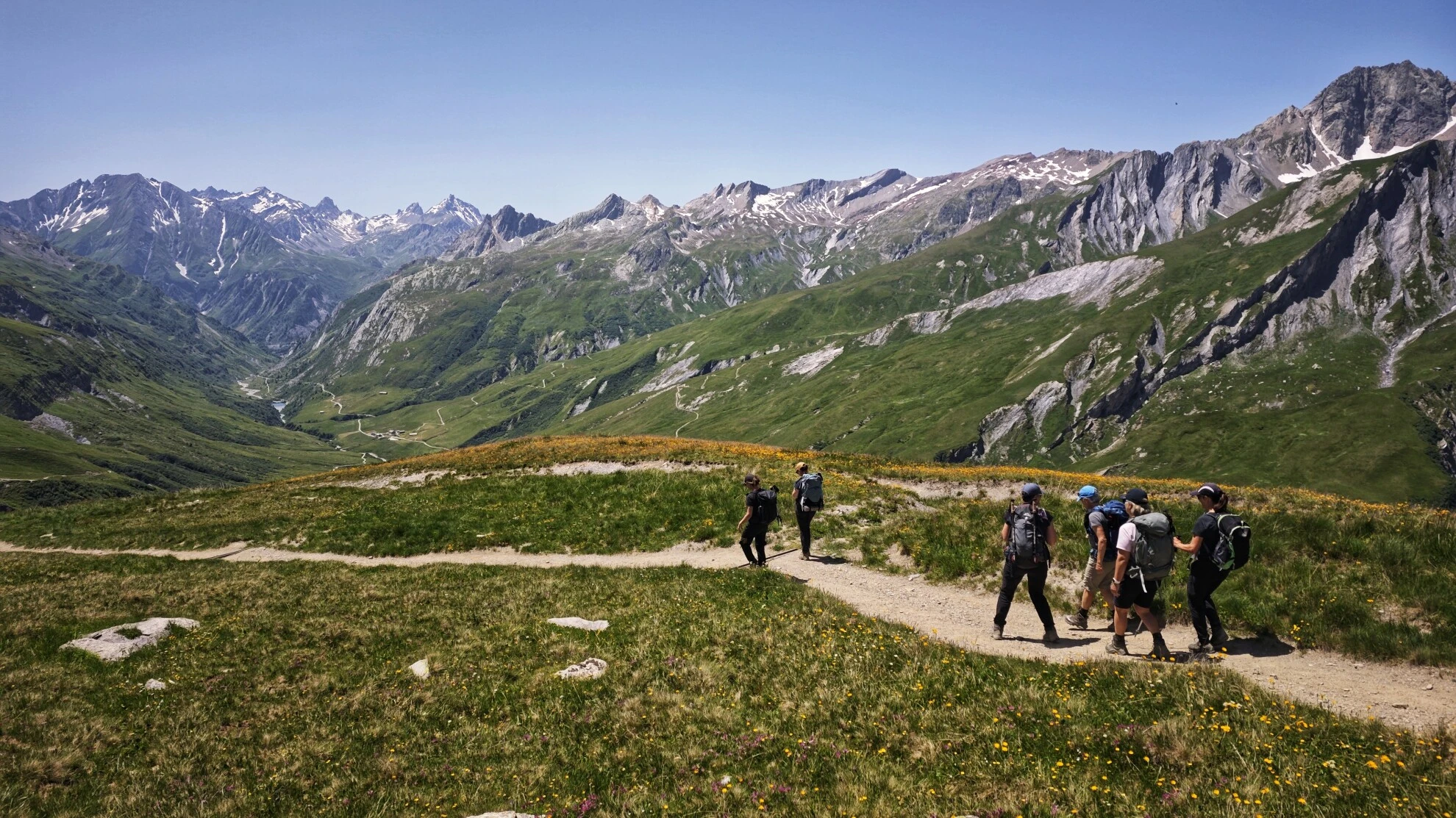 Wanderer auf dem Balkonweg des Val Veni