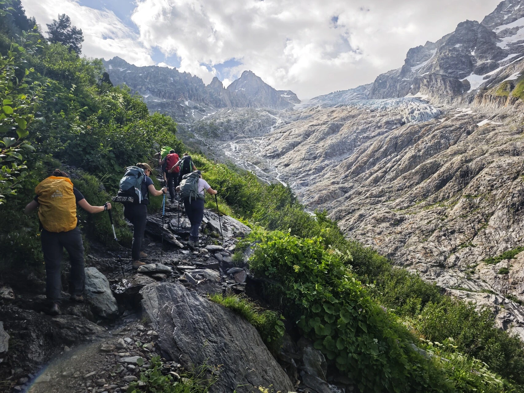 Wanderer auf der Moräne des Glacier du Trient