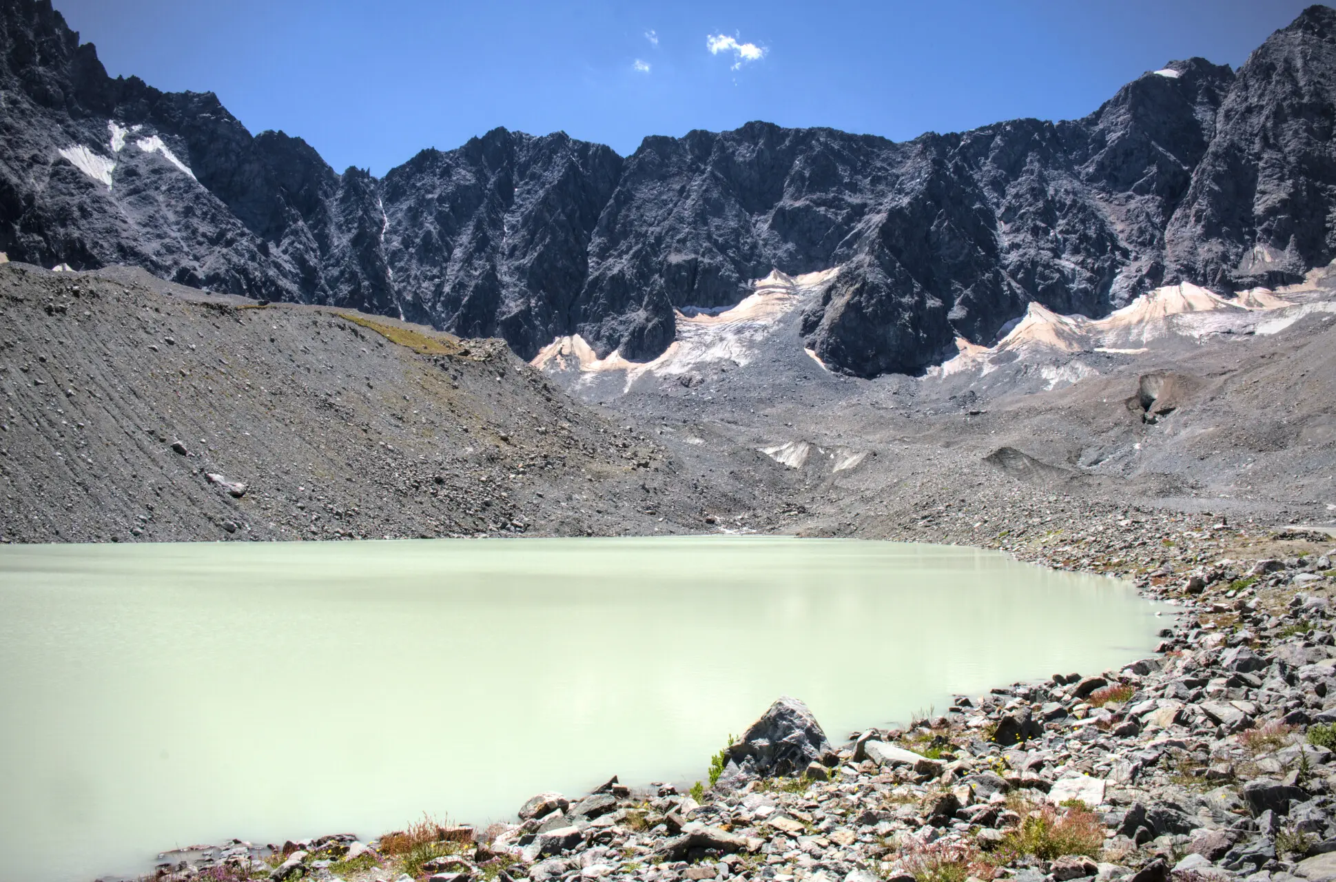 Der Lac du Glacier d'Arsine mit seinen milchigen Wasser, umgeben von Moränen und Felswänden