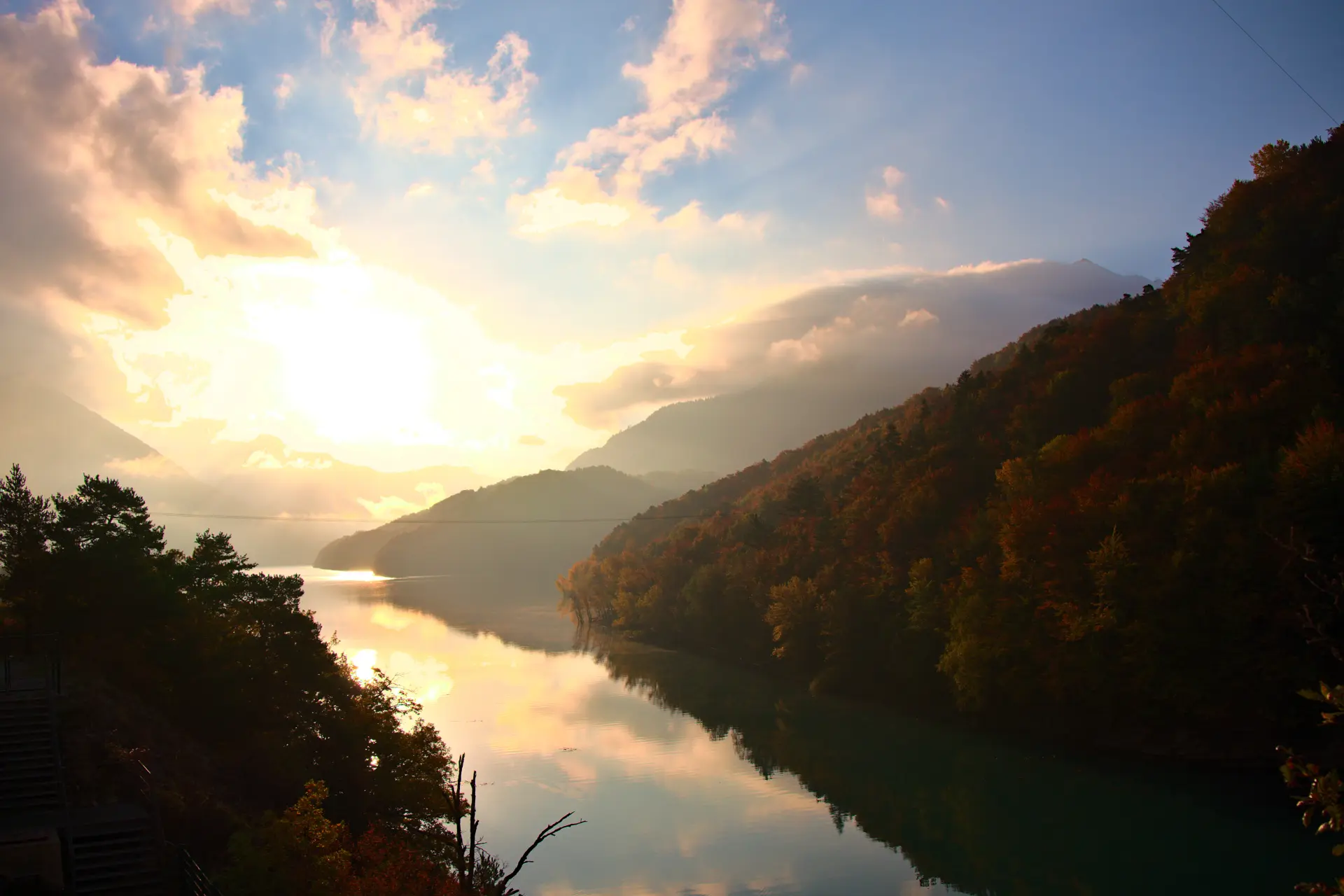 Lac du Sautet Sonnenaufgang