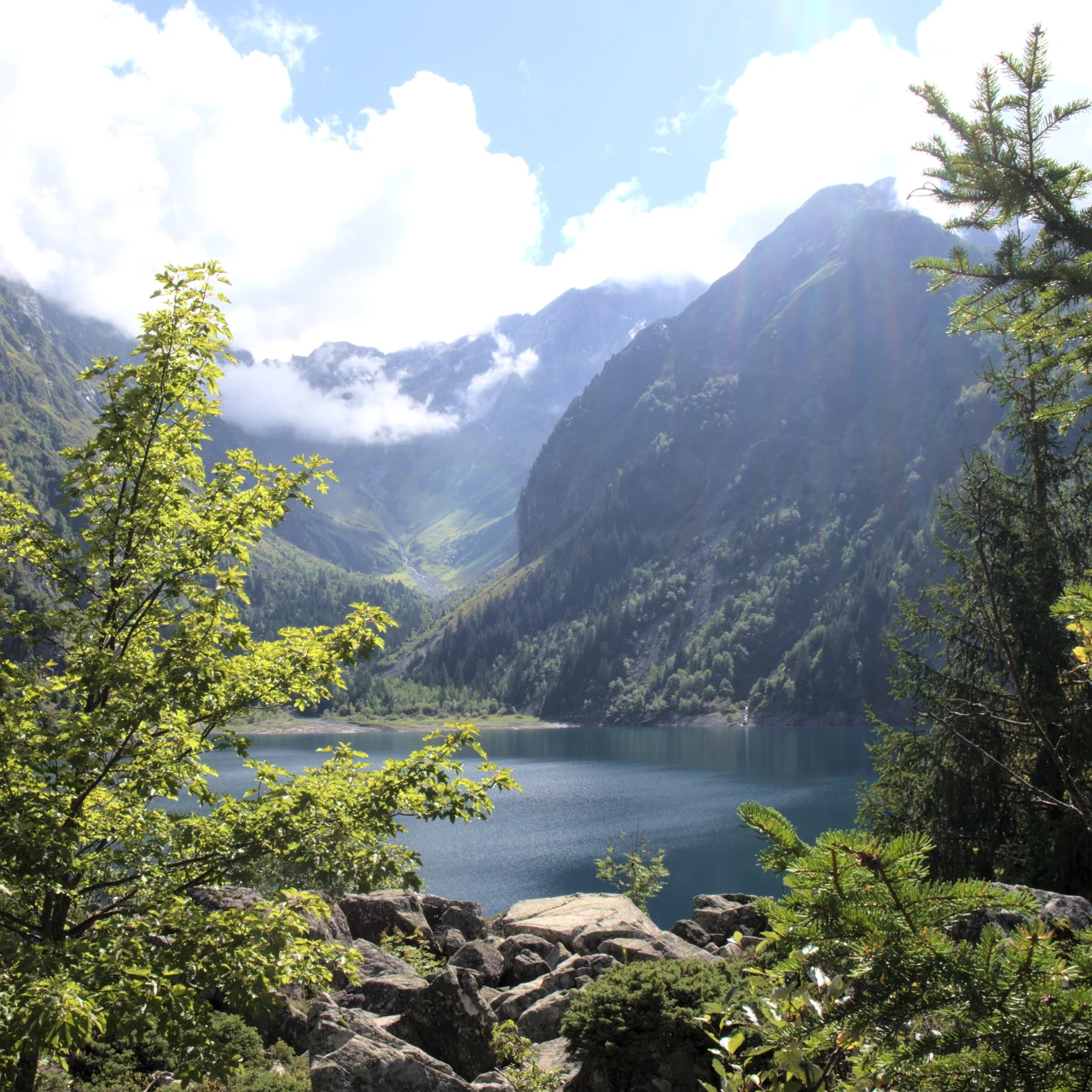 Der Lac de Lauvitel vom Zugangsweg aus, grösster natürlicher See im Écrins-Massiv