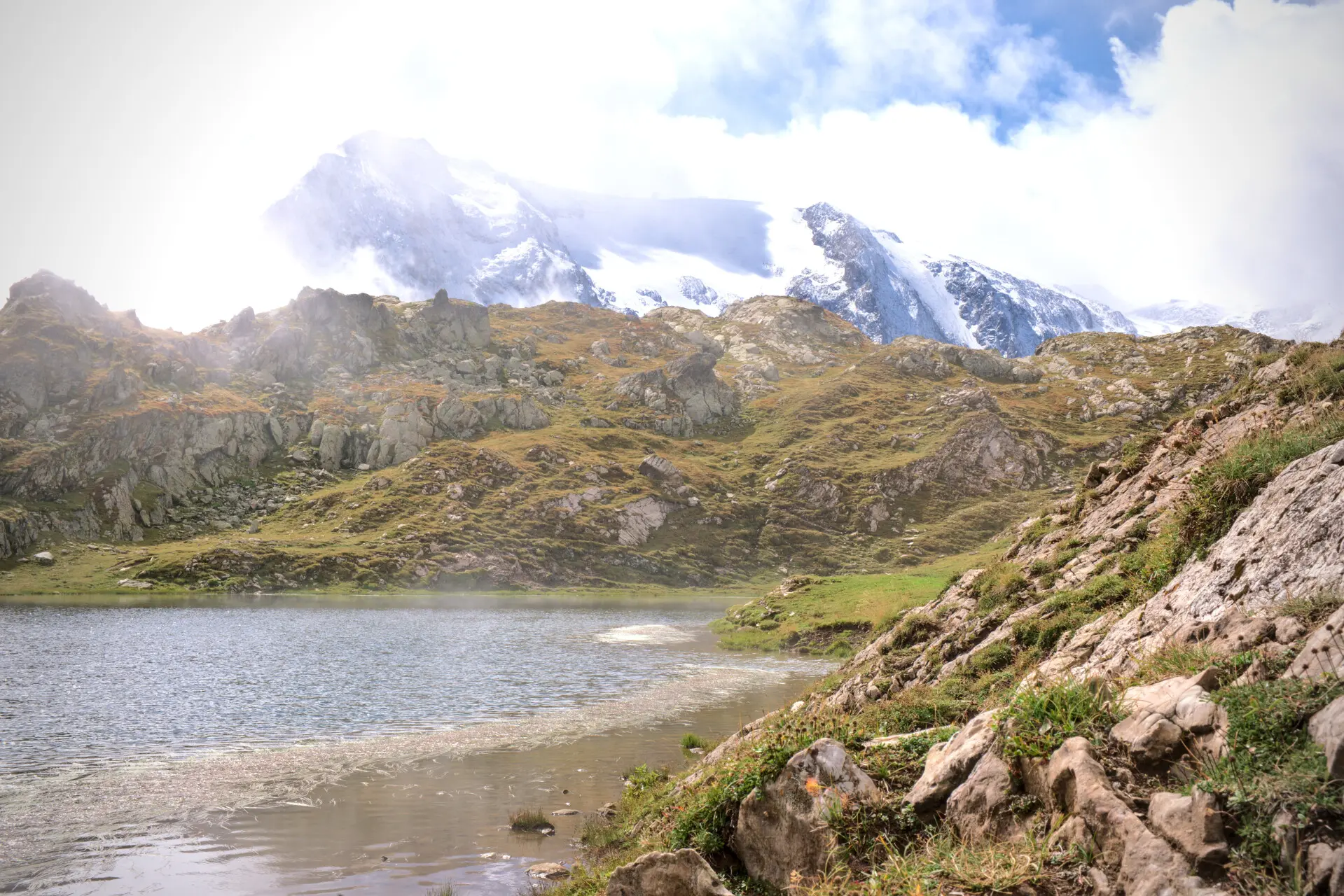 Der Lac Lérié auf dem Plateau d'Emparis, gegenüber den Gletschern der Meije