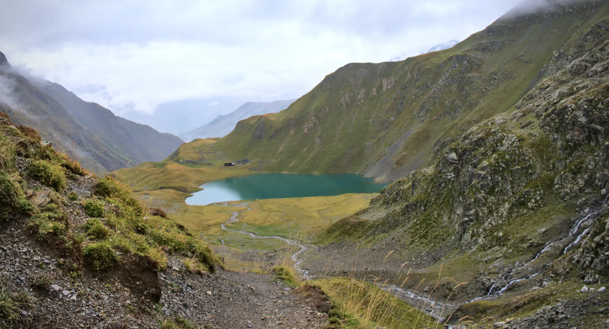 Der Lac de la Muzelle vom Abstiegsweg, mit der Hütte am Ufer