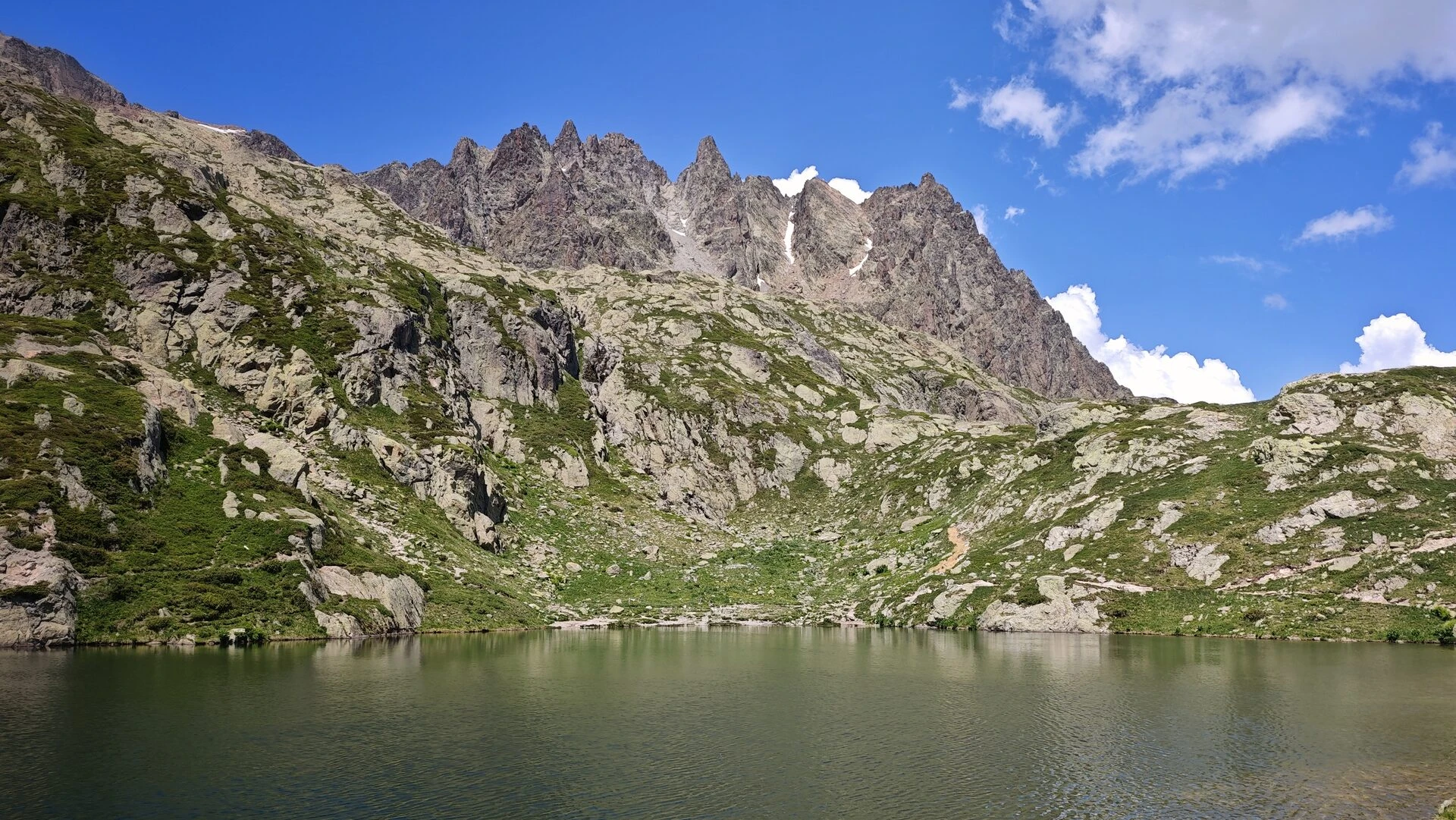 Einer der lacs des Chéserys am Fuss der Aiguilles Rouges, unterhalb des Lac Blanc