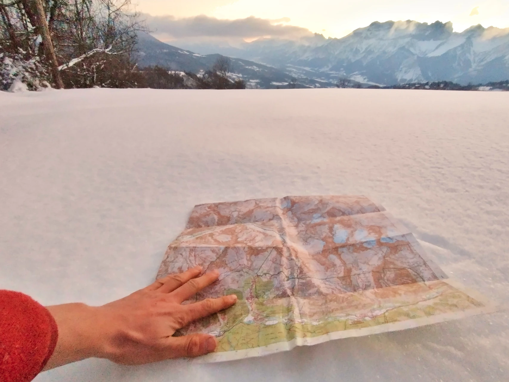 Ein Plateau im Champsaur unter Schnee. Der Weg liegt irgendwo unter unseren Füssen: Sobald die Markierung verschwindet, übernehmen Karte und Kompass.