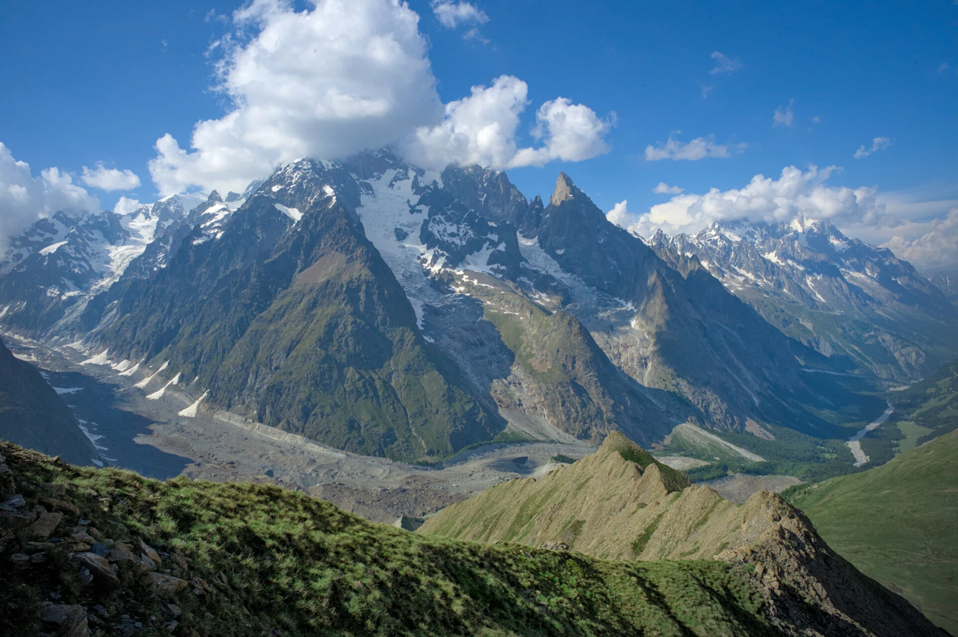 Das Mont-Blanc-Massiv vom Mont de la Saxe, von Courmayeur bis zu den Grandes Jorasses