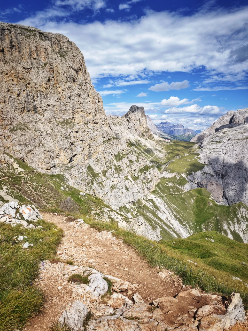 Das Rifugio Alpe di Tires oberhalb der Alpe di Siusi