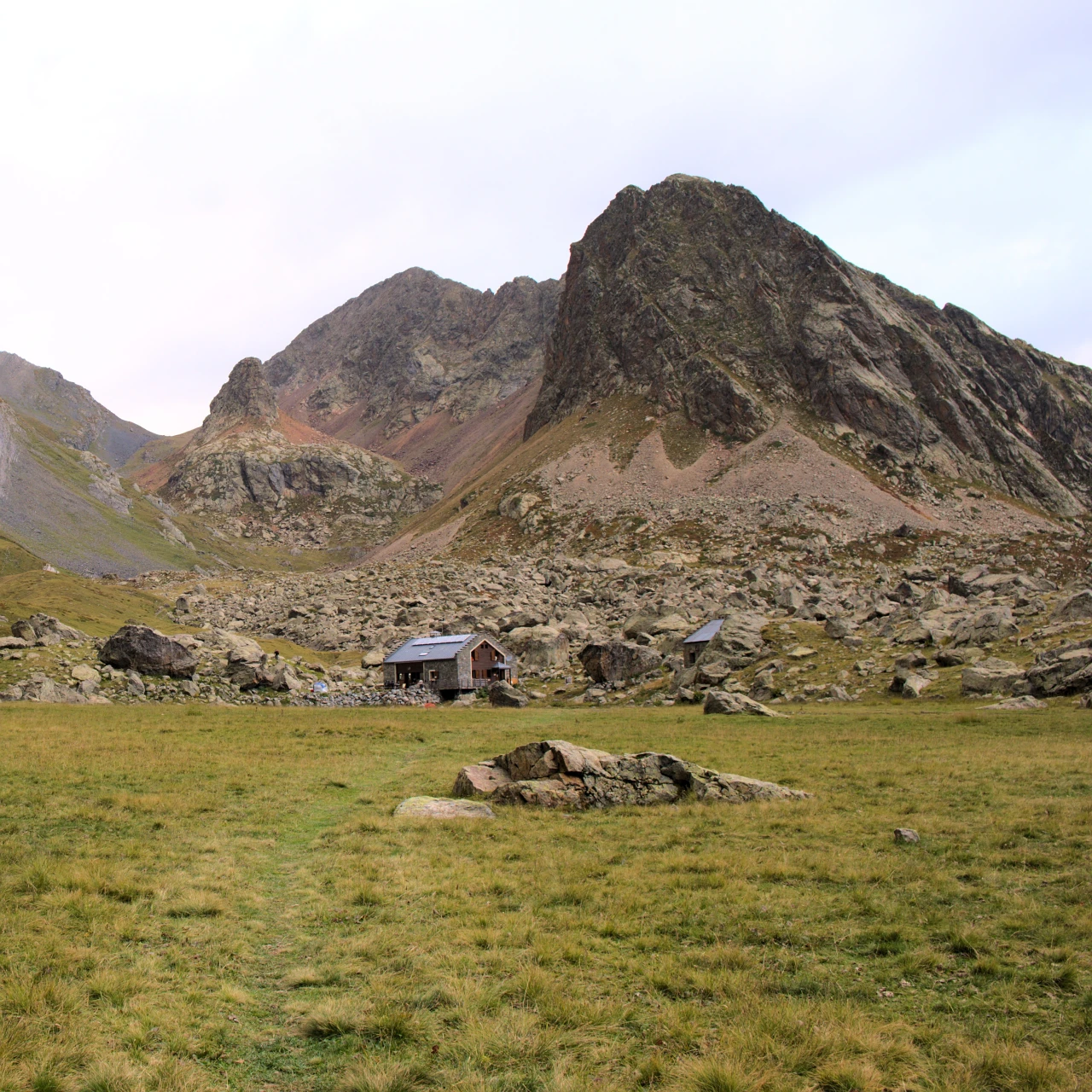 Das Refuge de Vallonpierre und sein See am Fuss des Sirac