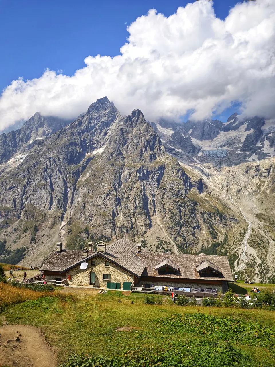 Walter-Bonatti-Hütte mit Blick auf die Pointe Walker – Mont Blanc
