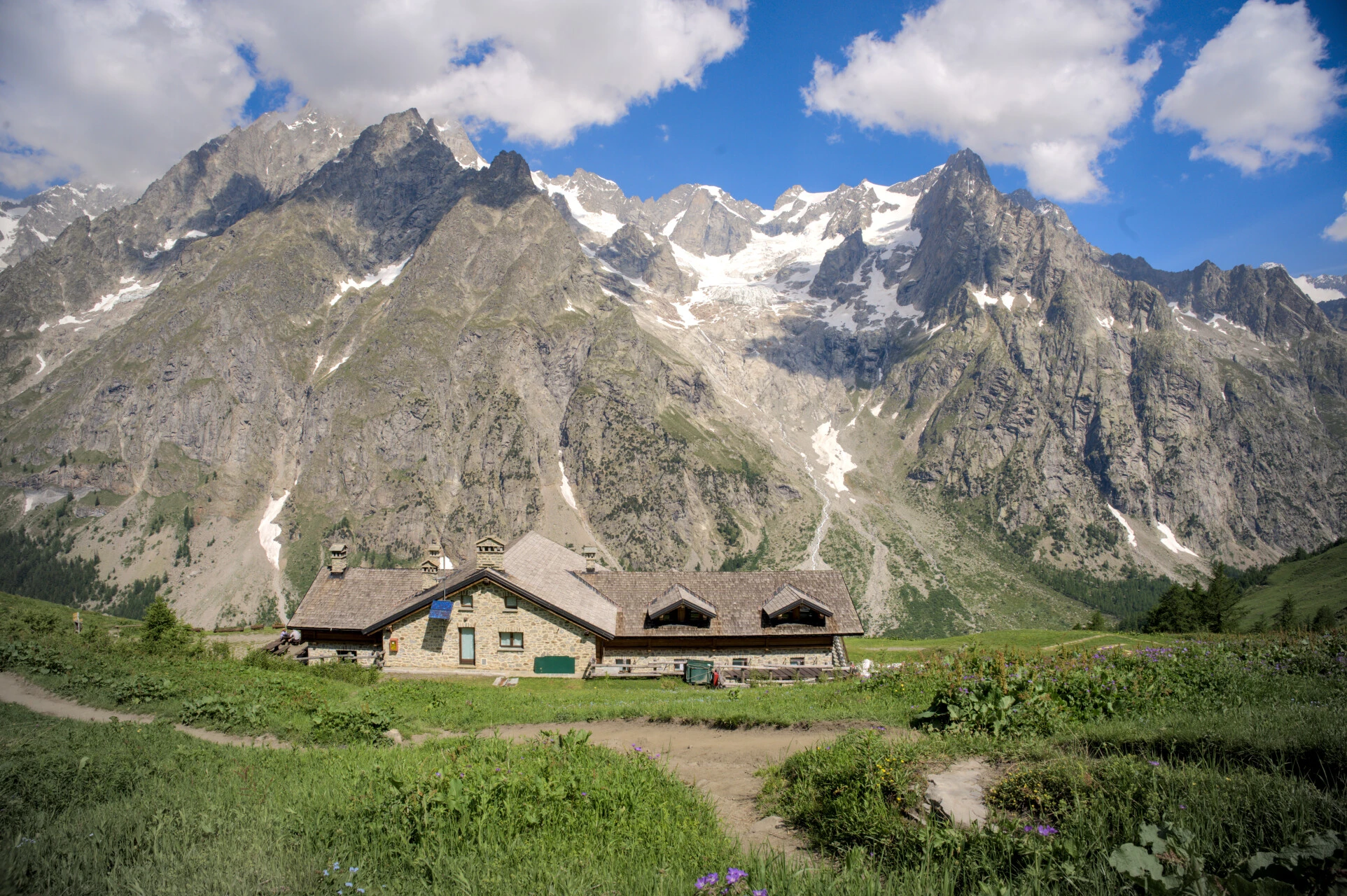 Die Refuge Bonatti in ihrer Almwiese gegenüber den Grandes Jorasses