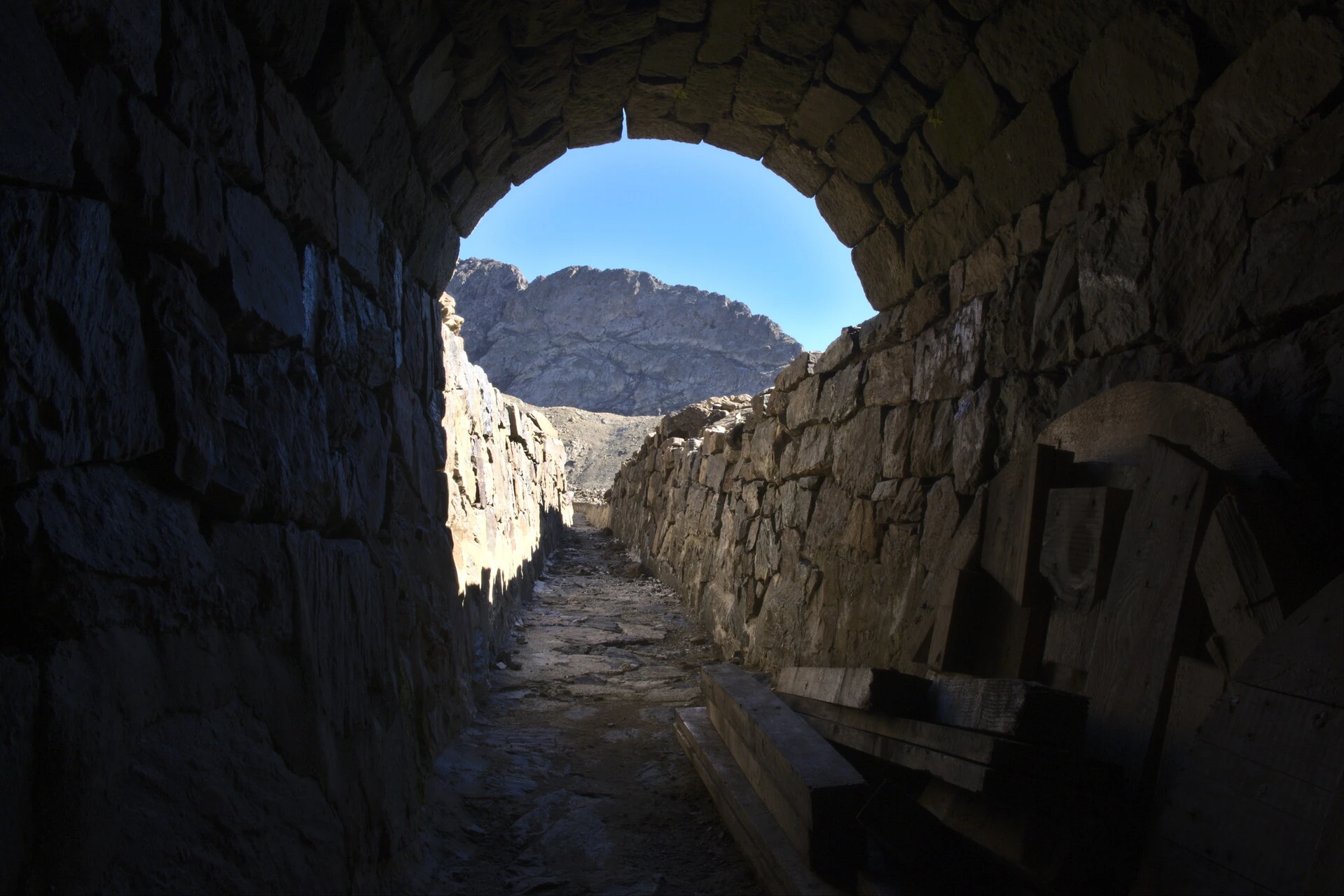 Ausgang eines Stollens des Canal de Malcros an der Ostseite des Vieux Chaillol