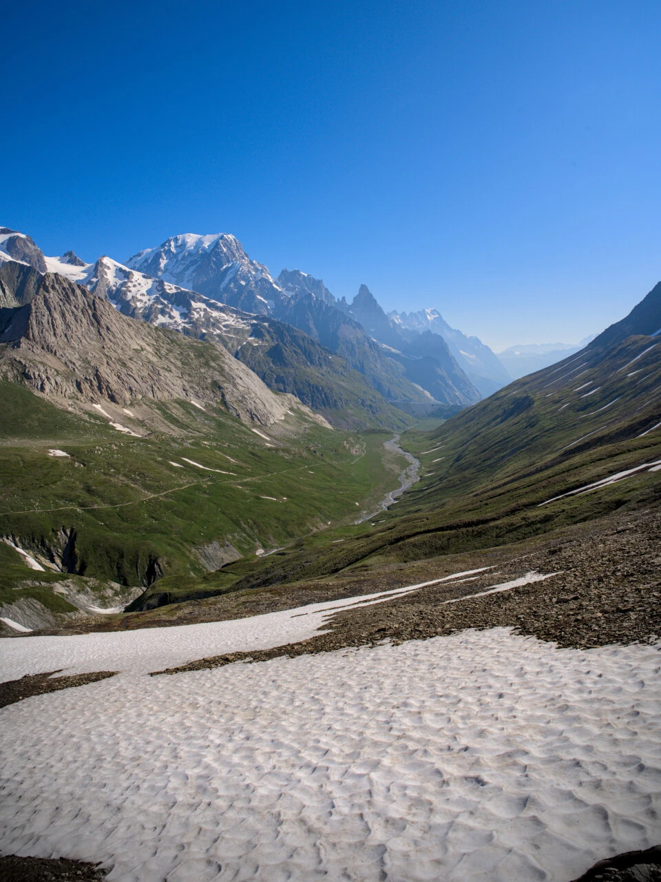 Das Val Veni unter Sommerhimmel, Firnfelder auf den Hängen des Mont-Blanc-Massivs